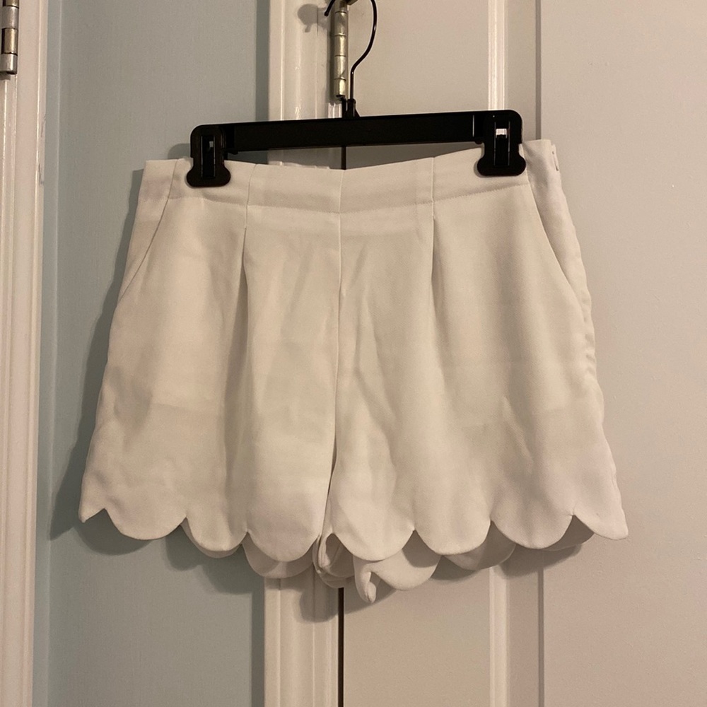 Scalloped White Loose Shorts